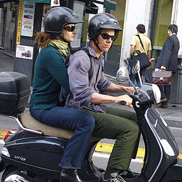 “Người đàn bàn đẹp” Julia Roberts cùng chồng, Danny Moder, vi vu ở Roma theo đúng phong cách Ý - trên xe Vespa - hồi cuối tháng 5 năm ngoái.