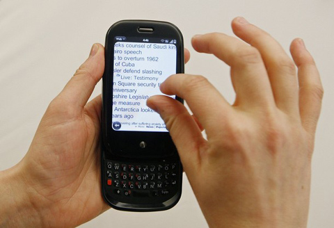 Màn hình cảm ứng đa điểm và bàn phím là những trang bị đặc trưng của Pre. Ảnh: Reuters.