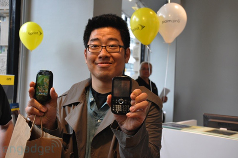 Một người mua Palm Pre khoe model này bên cạnh một chiếc Palm cũ. Ảnh: Engadget.