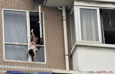 Ông bố cầm chân và dốc ngược cô con gái bên ngoài cửa sổ căn hộ.