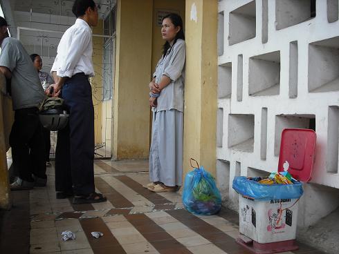 Rác tràn ra cả hành lang. Ảnh: N.Y.