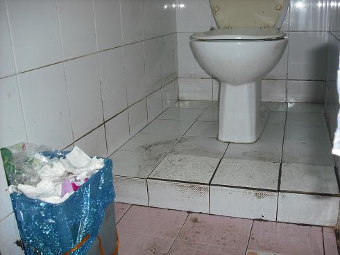 Trên các sàn NVS luôn nhơm nhớp nước bẩn. ẢNh: N.Y.