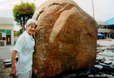 Ông Cường bên khối ngọc bích lớn nhất thế giới ở Myanmar vào thời điểm năm 2006.