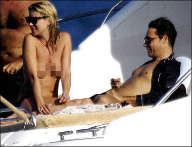 Là một siêu mẫu nổi tiếng, Kate Moss không ngại ngùng khi khoe mình lúc ra biển. Đây là hình ảnh của Kate Moss chụp cùng bạn trai trên một bãi biển tại Italia h�