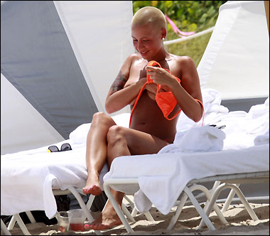 Si&ecirc;u mẫu khỏa th&acirc;n người Mỹ Amber Rose, người y&ecirc;u của ng&ocirc;i sao nhạc rap đ&igrave;nh đ&aacute;m Kayne West