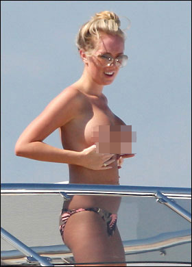 Aisleyne Horgan-Wallace trong kỳ nghỉ ở Ph&aacute;p.