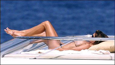 Cindy Crawford lu&ocirc;n khiến b&atilde;i biển nơi c&ocirc; xuất hiện n&oacute;ng l&ecirc;n với th&acirc;n h&igrave;nh ho&agrave;n hảo của m&igrave;nh.