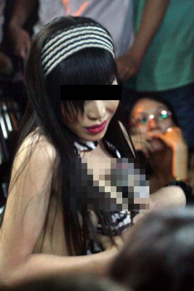 Và lần cởi các mảnh vải trên cơ thể. 
