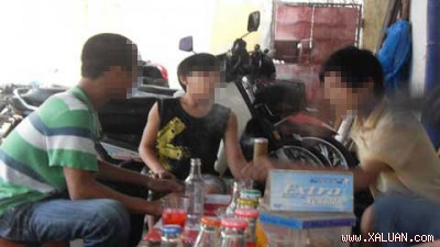 Vừa hút thuốc lào vừa chửi thầy cô (Ảnh ghi tại khu vực gần KTX - ĐH Bách Khoa)