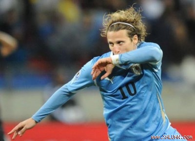 Diego Forlan giúp Uruguay thành công ngoài dự kiến.