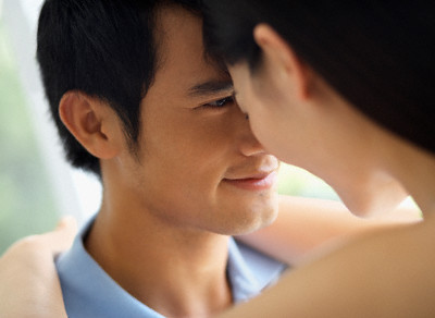 Mổ xẻ quan hệ “phi công trẻ – máy bay bà già”