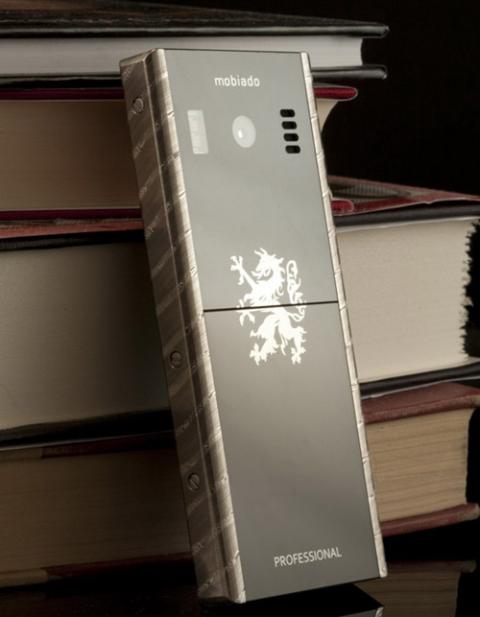 1288344772-dien-thoai-Mobiado-Professional-105-Damascus-2.jpg