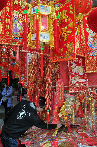 Một khách hàng chọn mua đồ trang trí dịp Tết ở Trung Quốc