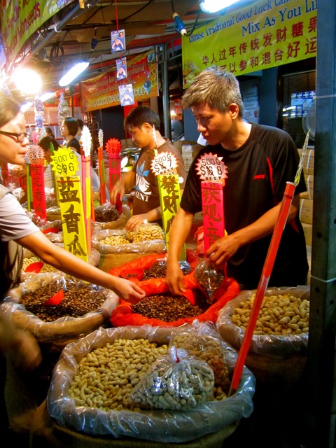 Toàn cảnh châu Á mua sắm đón Tết
