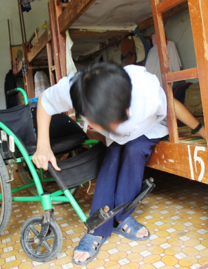 Nghị lực phi thường của chàng SV nghèo ngồi xe lăn