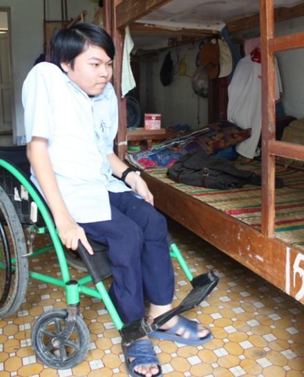 Nghị lực phi thường của chàng SV nghèo ngồi xe lăn