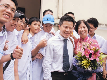 GS Ngô Bảo Châu với cô giáo dạy văn Đặng Thanh Hoa.