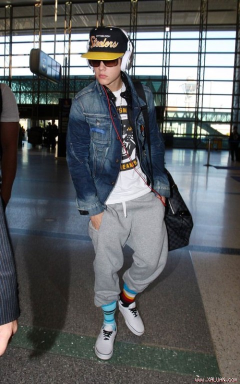 Justin Bieber "xì tin" với... tất lệch màu sặc sỡ shopping entertainments