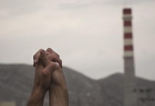 Sinh viên Iran bắt thể hiện tình đoàn kết đối với chương trình phát triển hạt nhân hoà bình.
