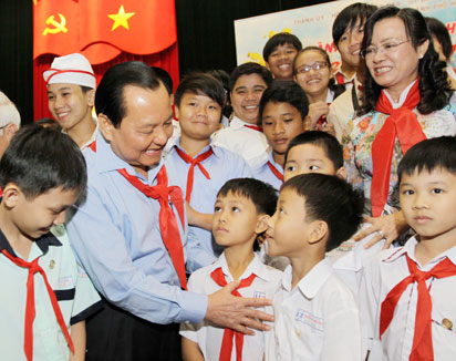 Lãnh đạo TP.HCM gặp gỡ các em học sinh. (Ảnh: TTXVN)