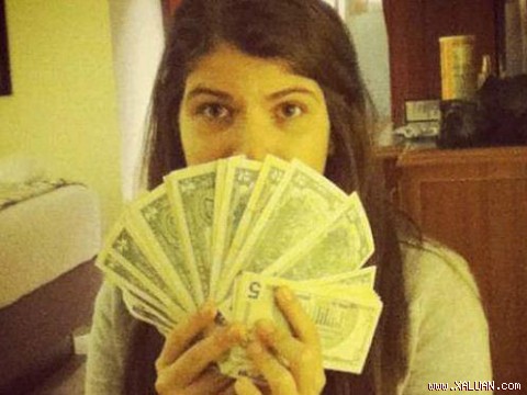Dậy sóng bức ảnh ái nữ nhà Chavez khoe xấp đôla Mỹ