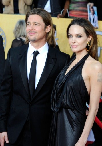 Cặp sao Brad Pitt và Angelina Jolie mặc đồ cùng tông.