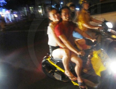 Vợ chồng Hồ Ngọc Hà đi xe không đội mũ bảo hiểm shopping entertainments