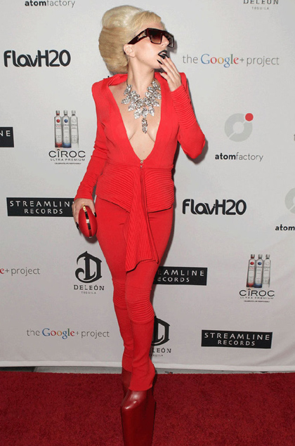 Lady Gaga diện áo trễ nải shopping entertainments
