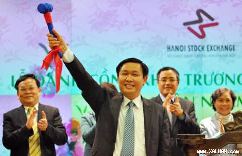 Bộ trưởng Tài chính Vương Đình Huệ đánh cồng mở phiên giao dịch đầu năm tại HNX. Ảnh: Nhật Minh