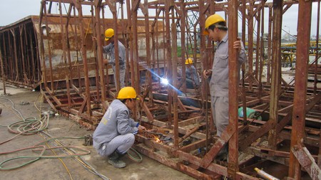 Các công nhân xây dựng trên công trình cầu Nguyễn Văn Trối - Trần Thị Lý trong ngày đầu Xuân Nhâm Thìn