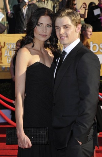 Diễn viên Mike Vogel và Courtney Vogle.