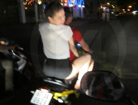 Vợ chồng Hồ Ngọc Hà đi xe không đội mũ bảo hiểm