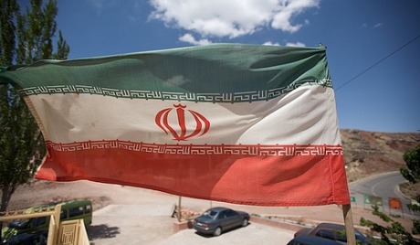 Tranh chấp giữa Iran và các quốc gia phương Tây đang leo thang sau khi Tehran hôm qua cảnh báo sẽ ngừng bán dầu cho “một số nước”.