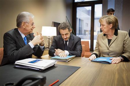 (Từ trái sang phải) Thủ tướng Đức Angela Merkel, Tổng thống Pháp Nicolas Sarkozy và Thủ tướng Italia Maria Monti thảo luận trước khi vào hội nghị.