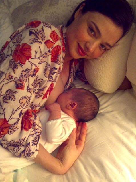 Siêu mẫu Miranda Kerr bên cậu con trai Flynn xinh xắn. Bà xã của tài tử Orlando Bloom chia sẻ rằng, cho con bú mẹ giúp cô giảm cân nhanh chóng và lấy lại vóc dáng thời con gái.