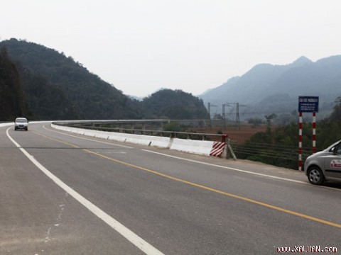 Được đưa vào khai thác hơn 10 năm nay nhưng đường Hồ Chí Minh vẫn còn khá vắng vẻ
