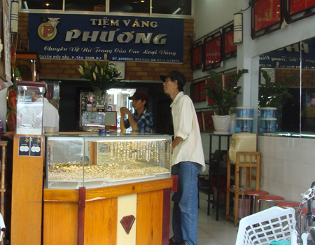 Giá vàng sáng nay tăng 300.000 đồng so với cuối ngày hôm qua. Ảnh: LC
