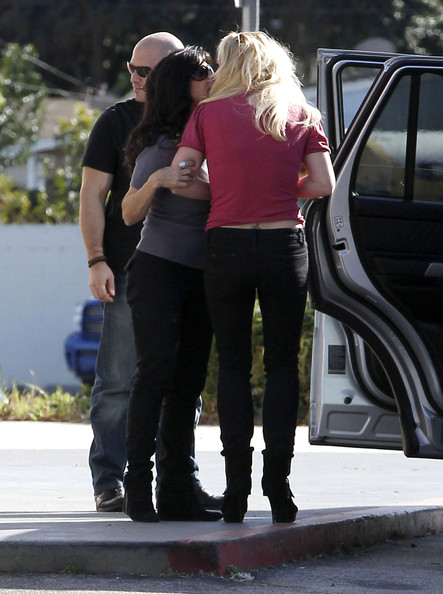 Britney Spears cùng bạn trai Jason Trawick, mẹ đẻ của cô và hai cậu nhóc Sean Preston, Jayden James đi chơi bowling tại trung tâm Harley's Camarillo ở Camarillo, Mỹ ngày 30/1
