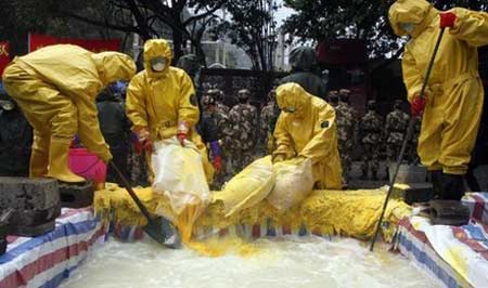 Các nhân viên đổ chất khử cadmium xuống sông Long Giang.
