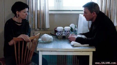Daniel Craig và Rooney Mara (trái) trong bộ phim The girl with the dragon tattoo