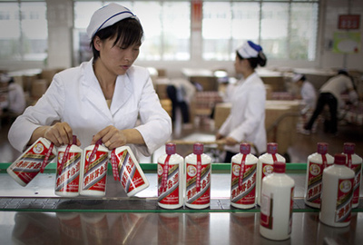 Nhiều người Trung Quốc hiện mua rượu Mao Đài để đầu tư. Ảnh: WSJ