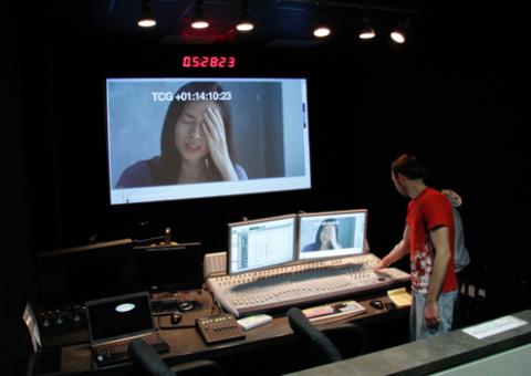 Nhạc hoà tấu đang được chuyên viên lồng vào phim Ngôi Nhà Trong Hẻm tại Hollywood. Trên màn ảnh là diẽn viên Ngô Thanh Vân trong vai Thảo.