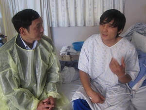 Thuyền viên Việt Nam bị thương trong vụ tàu cá Hàn Quốc Joeng Woo 2 tại bệnh viện Christchurch. (Nguồn: TTXVN)
