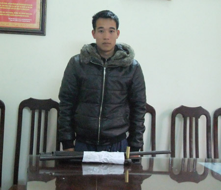 Một đối tượng ra đầu thú, mang theo vũ khí.