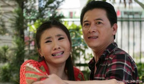 Diễn viên Nguyệt Ánh (vai Lê Lam) và Mạnh Hùng (Lê Thanh) trong phim Phiên chợ số - Ảnh: TFS