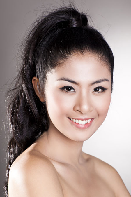 Ngọc Hân khoe vai trần gợi cảm shopping entertainments