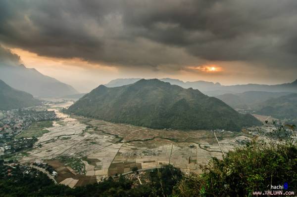 Hoàng hôn thanh bình nơi thung lũng mùa vụ.