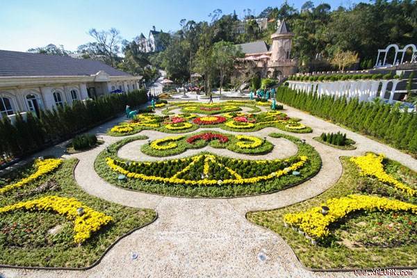 Vườn hoa Le Jardin d’Amour với 9 khu vực cùng các loài hoa Cẩm tú cầu, Arapang, Xác pháo nữ hoàng, Thu hải đường, Rum, Hà Lan, Ngọc thảo, Mai địa thảo…