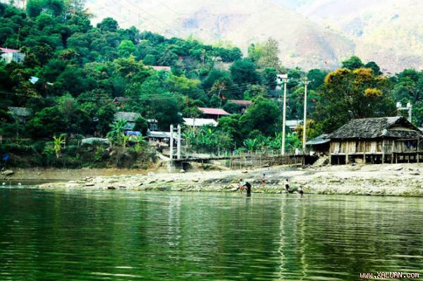 Bản Hồng Ngài nằm giữa huyện Bắc Yên, cách trung tâm thành phố Sơn La 100 km về hướng đông. Đến đây, bạn sẽ được trải nghiệm cuộc sống của những bản làng người Mông vẫn còn giữ được