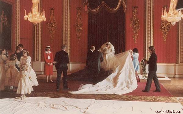 Công nương Diana và các thành viên trong hoàng gia vào ngày cưới. Ảnh: Splash News